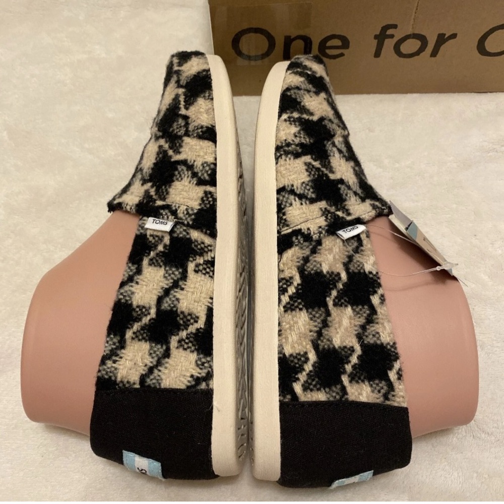 Toms Black and Cream XL Houndstooth Flats - Picture 8 of 12